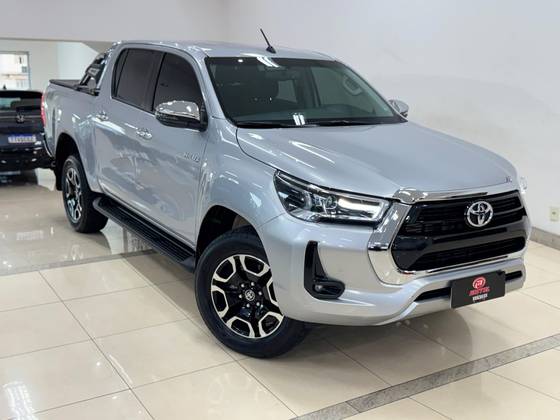 TOYOTA HILUX 2.8 D-4D TURBO DIESEL CD SRV 4X4 AUTOMÁTICO TOYOTA HILUX 2.8 D-4D TURBO DIESEL CD SRV 4X4 AUTOMÁTICO
